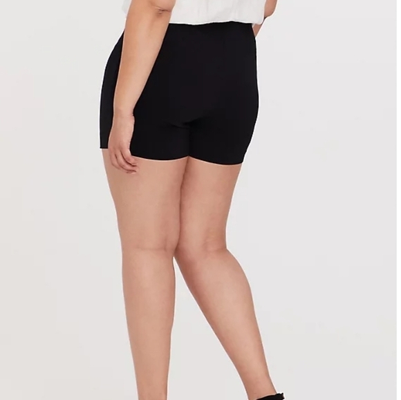 TORRID SHORT SHORT WITH POCKETS- STRUCTURED WOVEN BLACK - Picture 5 of 9